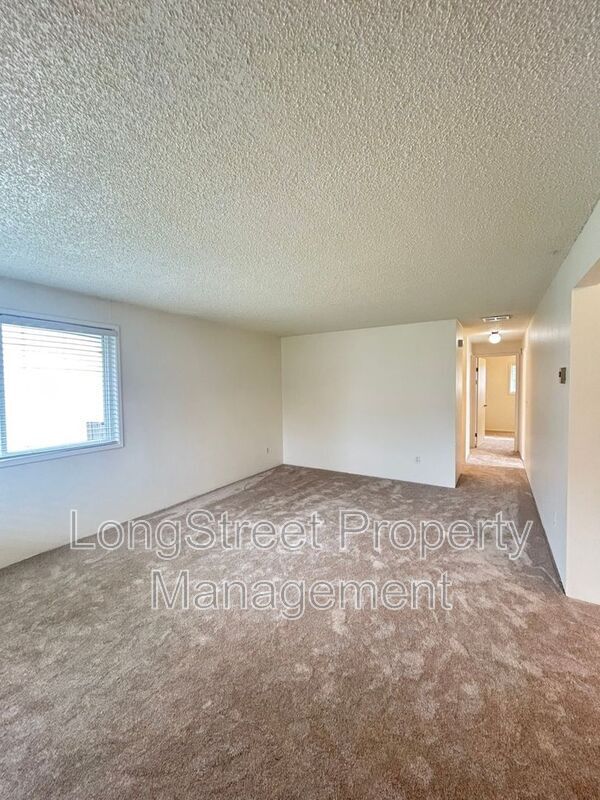 Building Photo - 324 NE Conifer Blvd