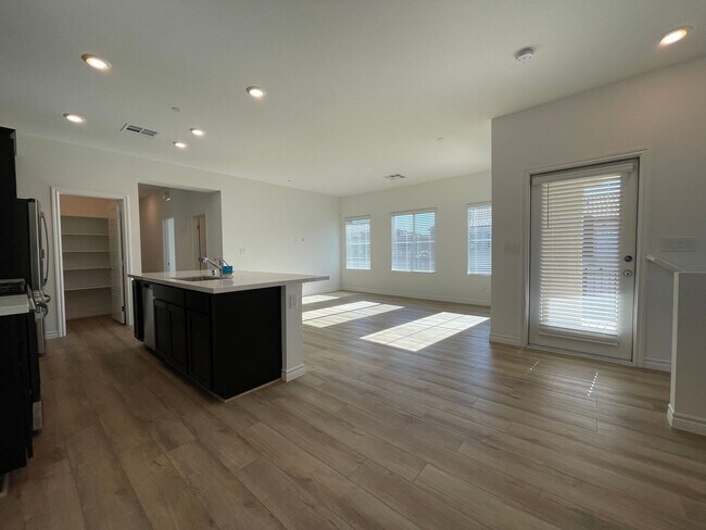 Building Photo - GATED 2 BED 2.5 BATH 2 CAR GARAGE 2 FLOOR TOWNHOUSE IN HENDERSON