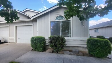 Building Photo - 562 NE Negus Loop