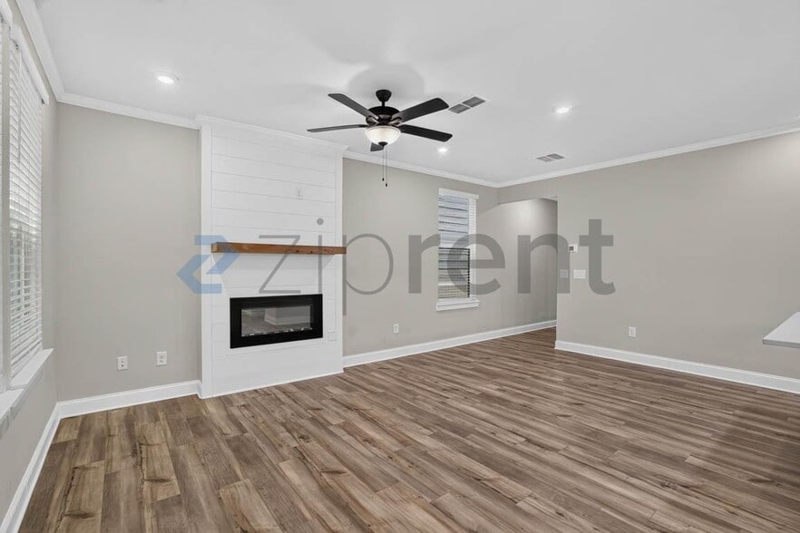 Building Photo - Unit