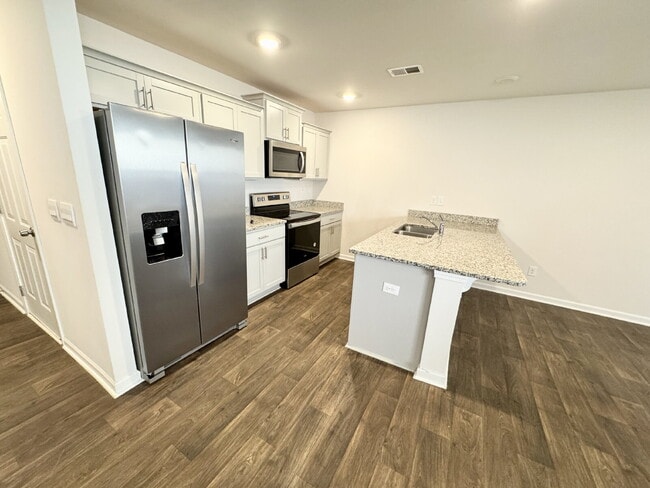 Building Photo - Charming 3-bedroom townhome ready to welcome a new family!