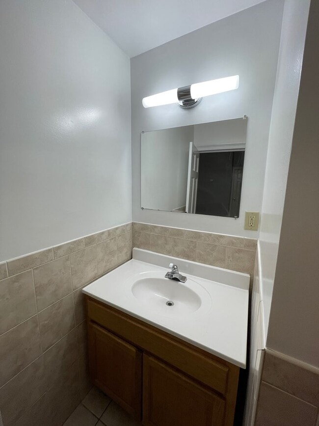 Building Photo - 41 Dubois St