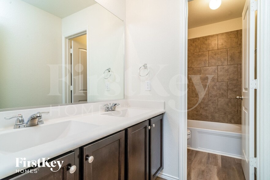 Building Photo - 446 Stuart Ln