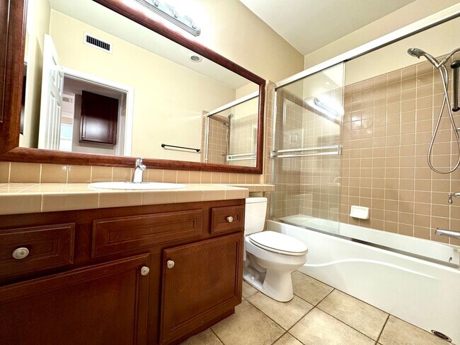 Building Photo - 2 bedroom, plus loft Townhouse in Turtle R...