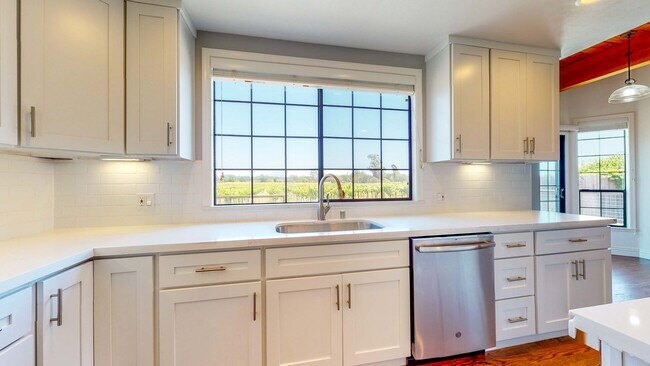 Building Photo - Beautiful 4 bedroom 3.5 bath Home with 2 c...