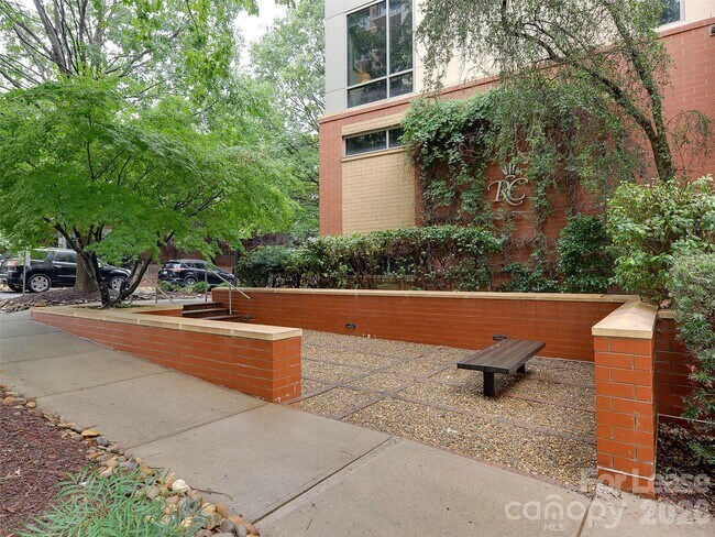 Building Photo - 701 Royal Ct