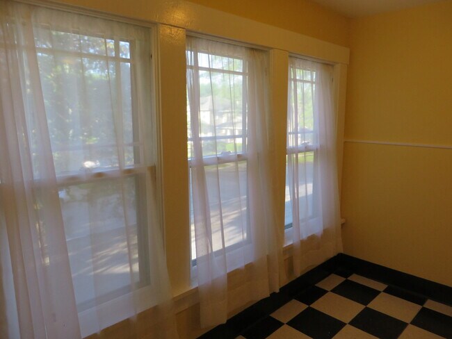 Building Photo - 826 Nuttman Ave