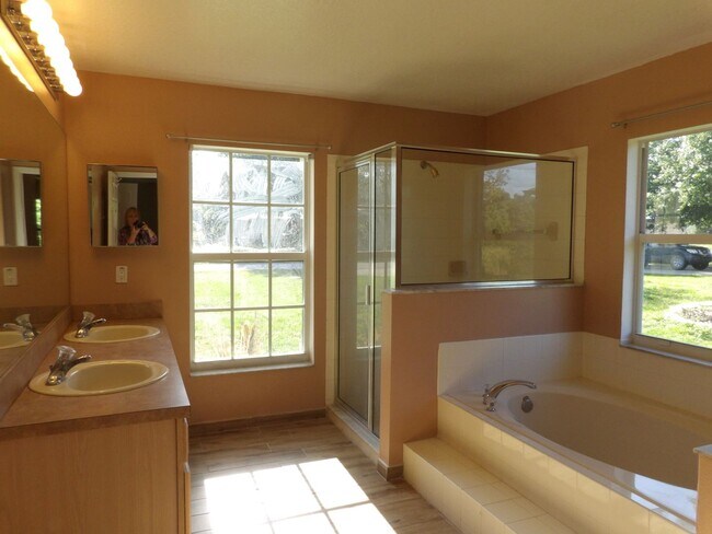 Building Photo - Spacious 4 Bedroom 2236 Sq Ft Call Carole Arcaro 386-216-4900 Deltona L Realty