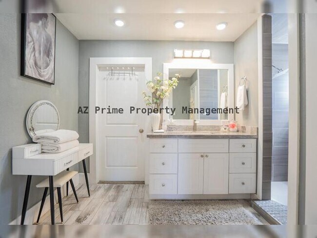 Building Photo - 1942 W Indianola Ave