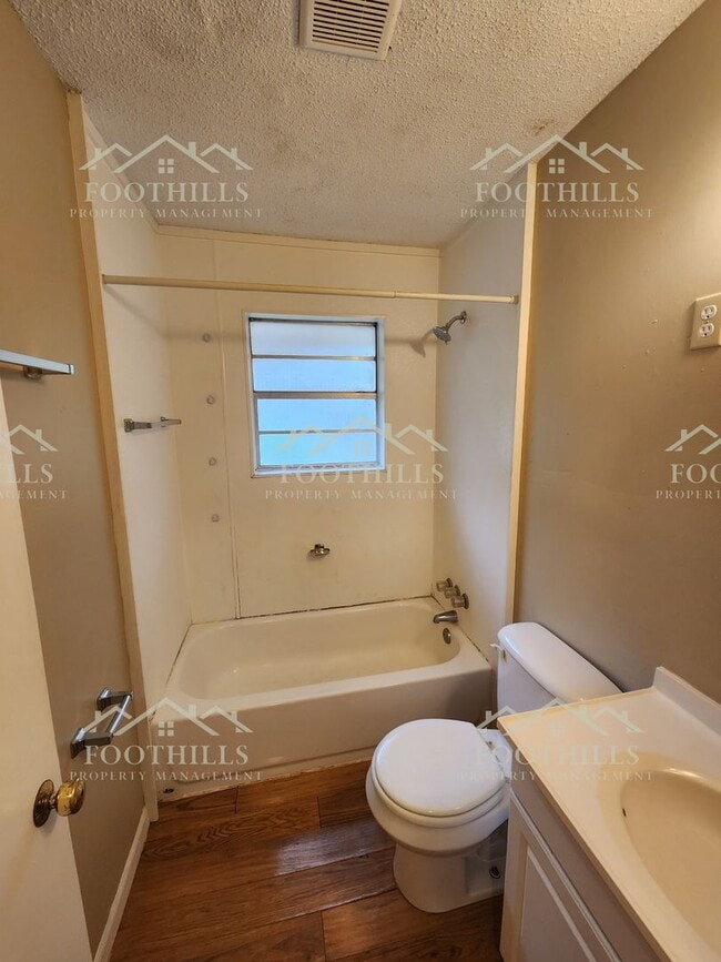 Building Photo - Charming 2-Bed Duplex with Hardwood Floors...