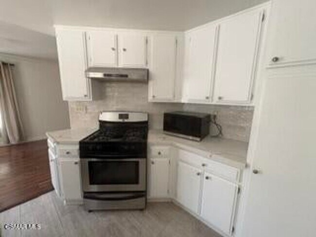 Building Photo - Welcome to this beautifully updated 3-bedroom, 2.5-bathroom home located in one of Calabasas