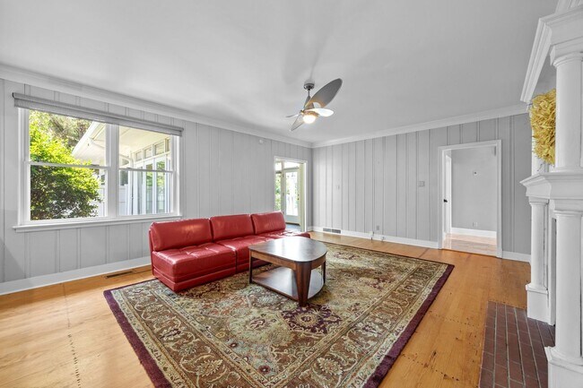 Building Photo - Gorgeous and Spacious 3 Bedroom Ranch in T...