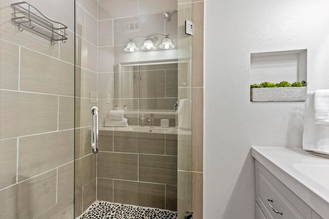 Building Photo - 909 Reinli St