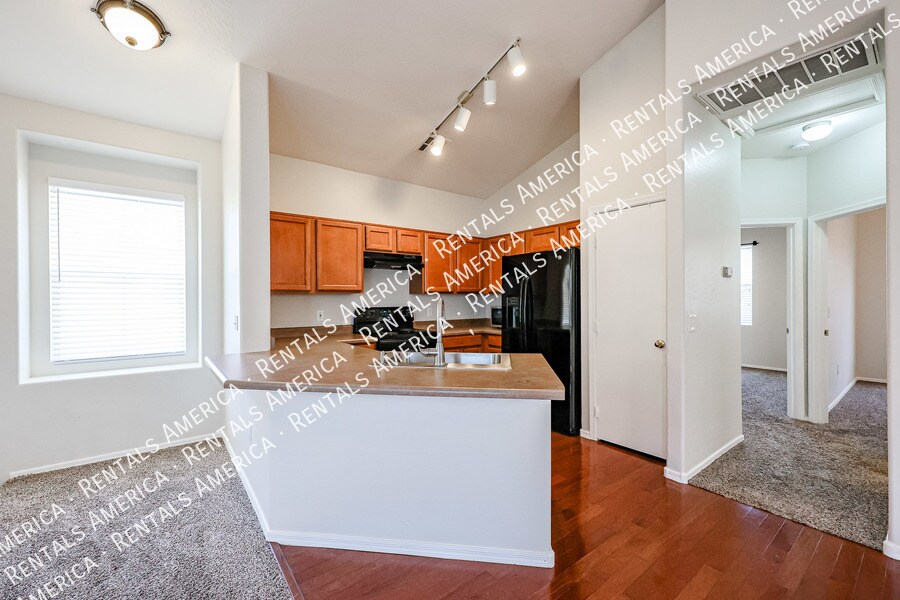 Building Photo - 9233 E Neville Ave