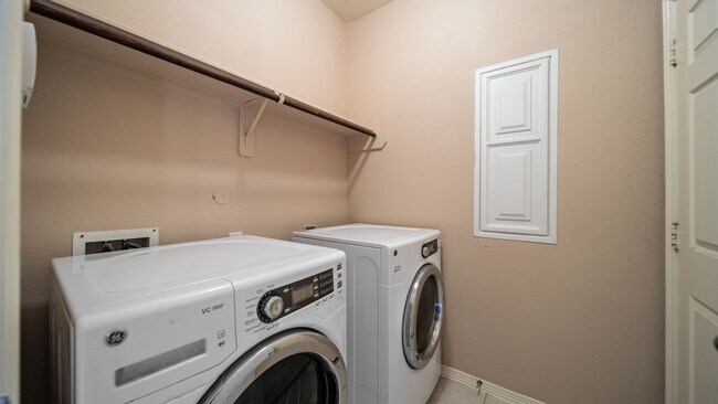 Building Photo - 213 Mesa View