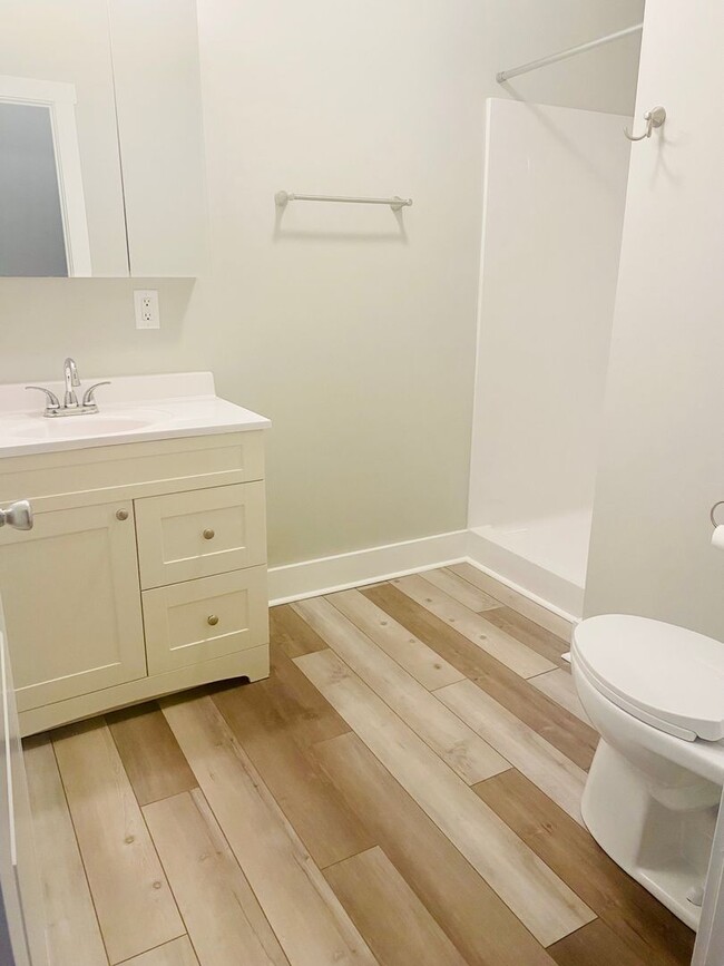 Building Photo - Newley Renovated 4BR - 2BA - South Campus!