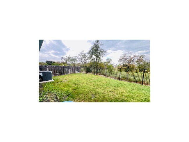 Building Photo - 449 Gaida Loop
