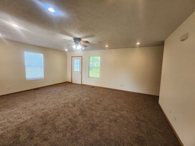 Building Photo - Enjoy comfortable living in this spacious all-electric home