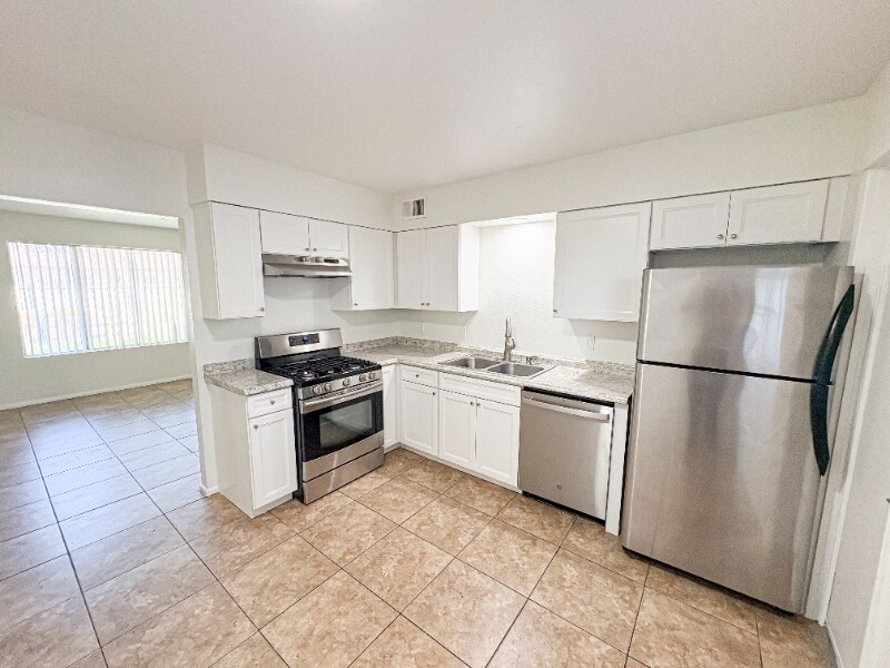 Building Photo - 5105 S La Rosa Dr