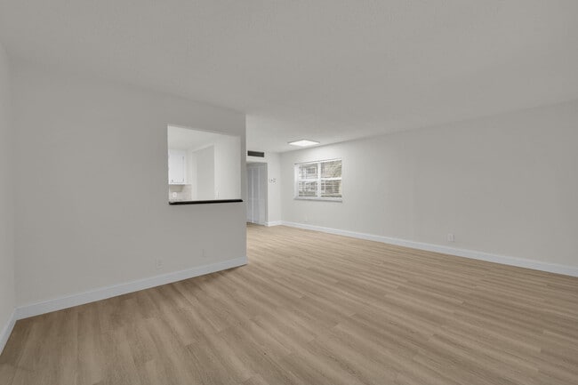 Building Photo - 146 Saxony D