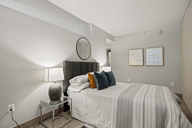 Building Photo - Logan Circle Condo | 1 Bed | 1 Bath | 885 Sf | Large Private Patio | 1 Garage Parking Space