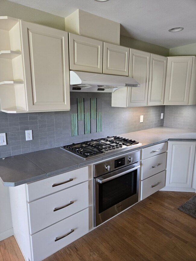 Building Photo - Popular West Linn! Tons of Space and great...