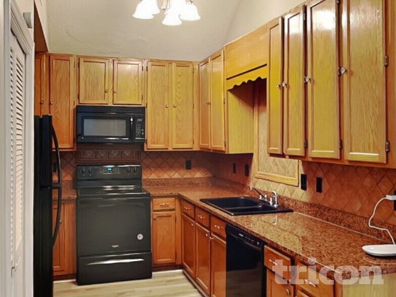 Building Photo - 623 Lockhart Ct NE