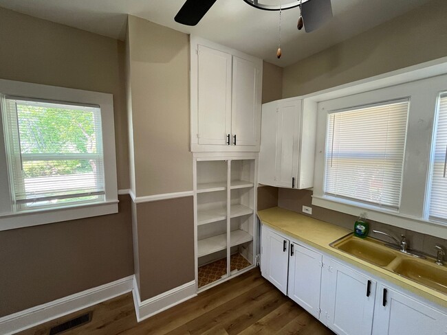 Building Photo - Newly Renovated 2 Bedroom Bungalow!!!