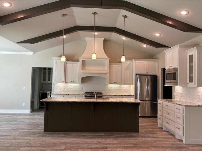 Building Photo - 5802 W Redbud St