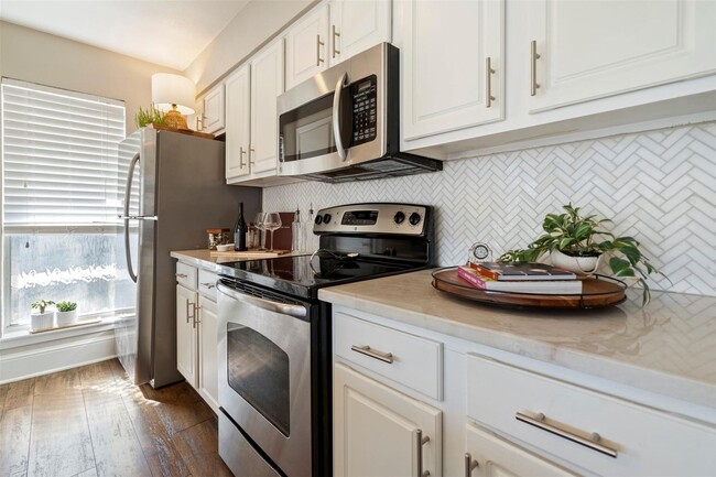 Building Photo - 5916 Sandhurst Ln