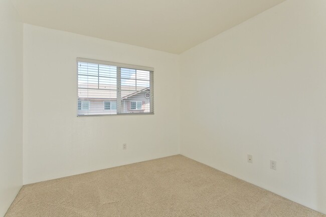 Building Photo - Available December 1st, Three Bedroom 2 1/...