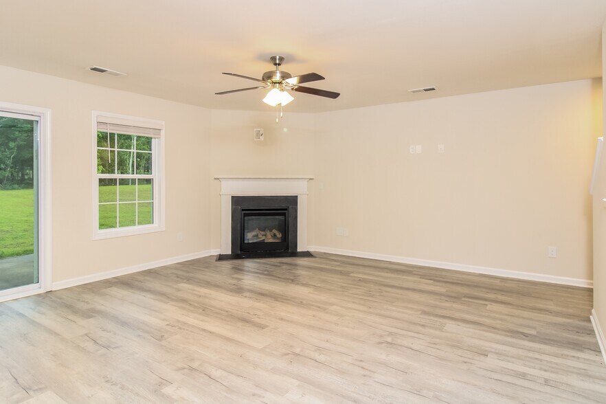 Building Photo - 120 Woodcote Dr