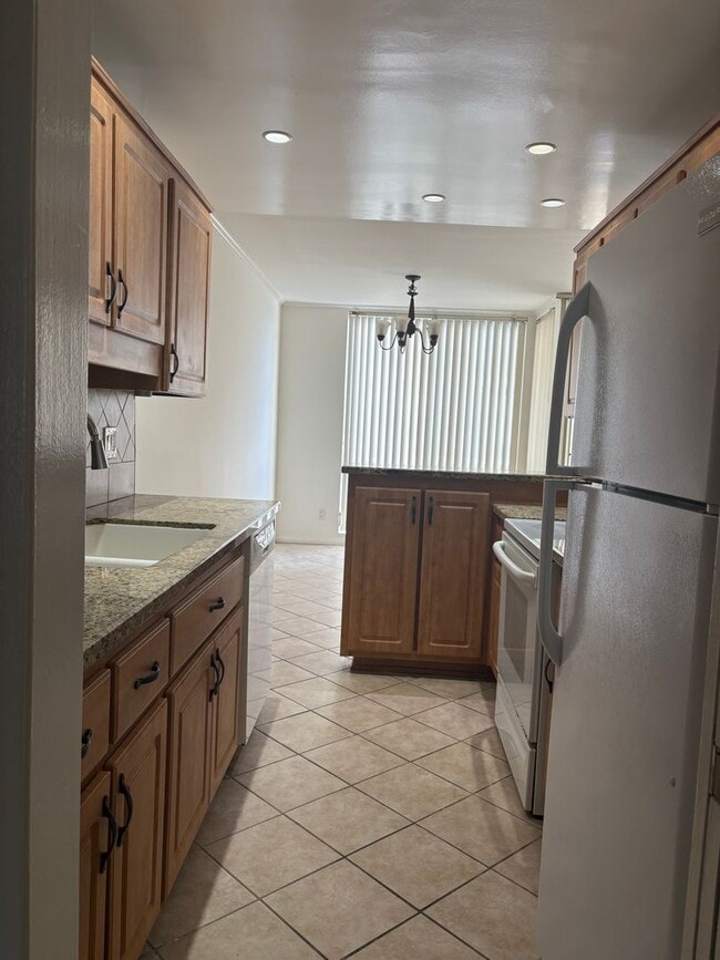 Building Photo - Spacious 2-Bed, 2-Bath Condo in Prime Culver City Location – Freshly Updated!