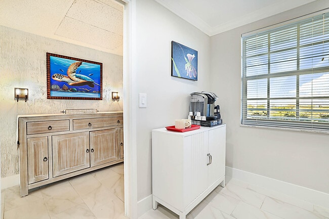 Building Photo - 575 Oaks Ln