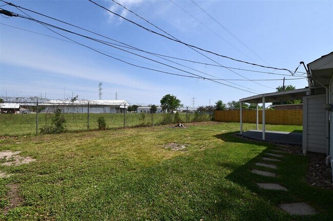 Building Photo - 10946 Fullerton Dr
