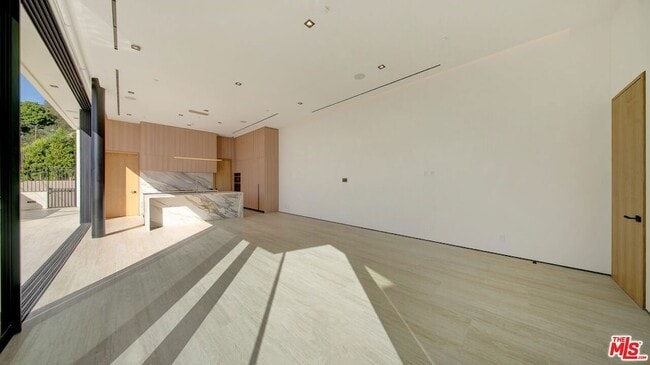 Building Photo - 8765 Hollywood Blvd