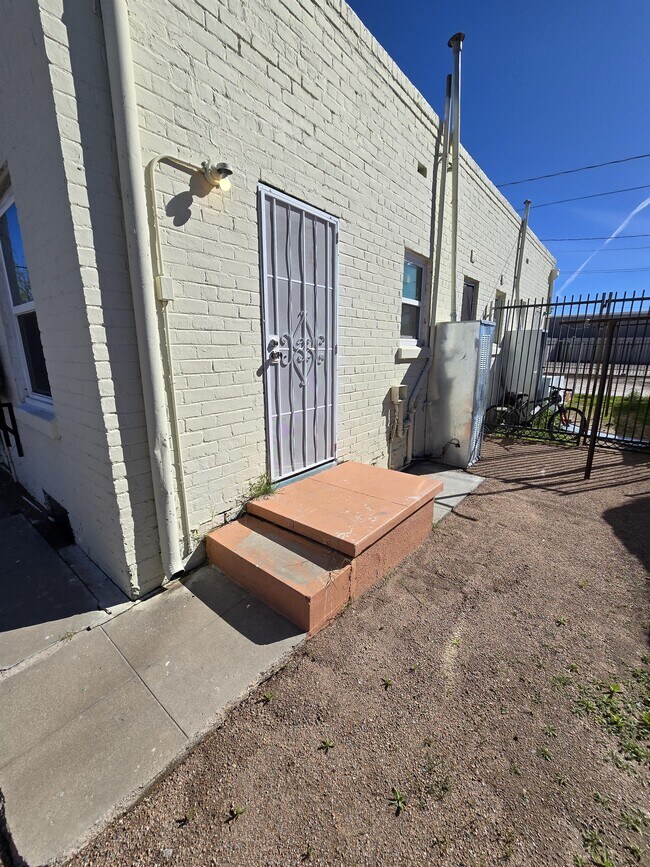 Building Photo - 818 S Arizona Ave