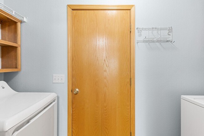 Building Photo - 3 Bedroom, 2 Bathroom Home in Republic Sch...