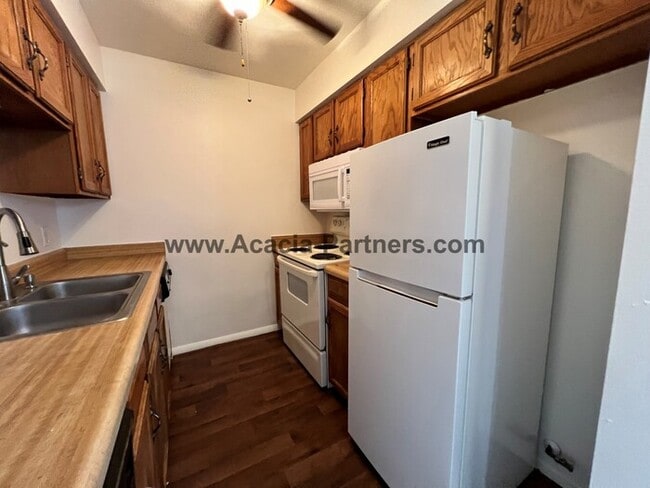 Building Photo - One Bedroom Condo