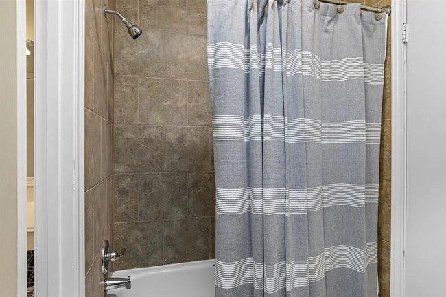 Building Photo - 2 Bedroom, 1.5 Bath Townhome – Modern Comf...