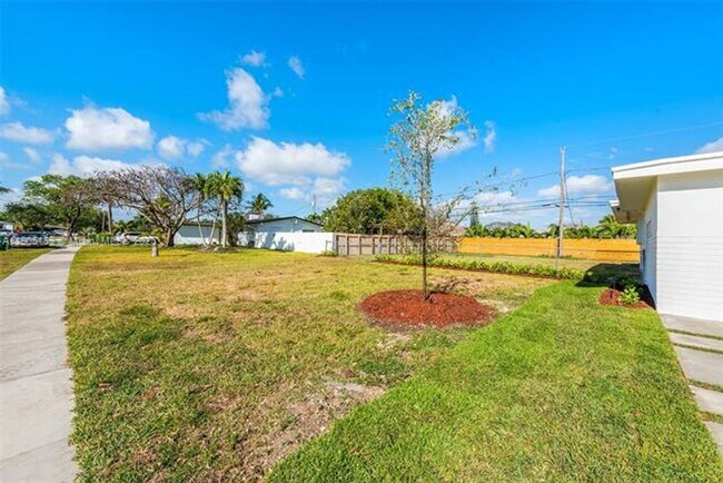 Building Photo - 9411 Jamaica Dr