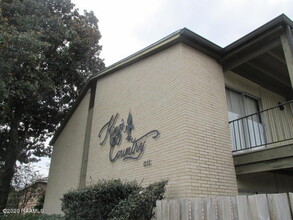 Building Photo - 1008 S College Rd