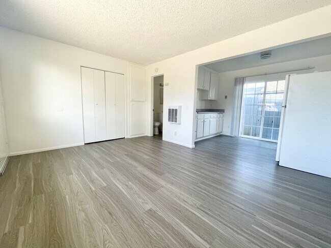 Building Photo - Studio West of PCH!
