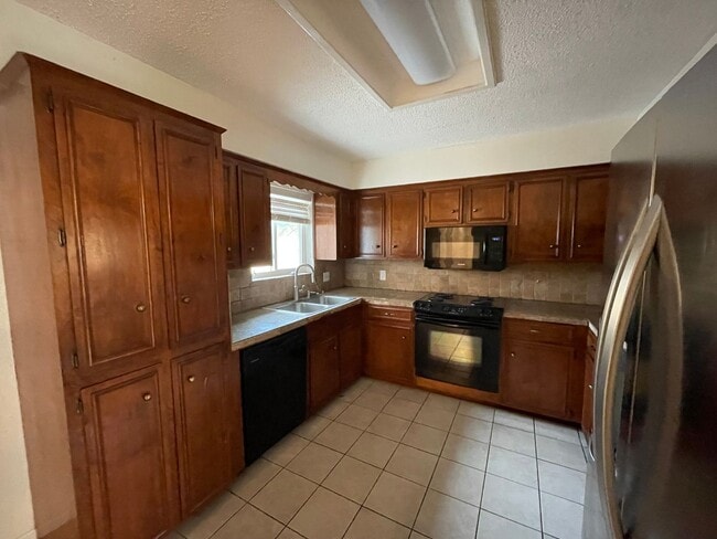 Building Photo - 3/2 Southside 1800 sqft, pet friendly, enc...
