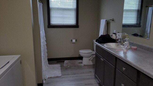 Building Photo - 5 Bed 3 Bath close to UWEC, bike trails, Carson Park, and The Sonnentag!