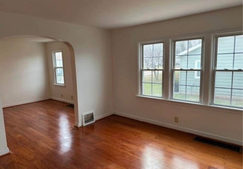 Building Photo - 327 Planett St