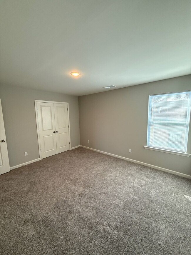 Building Photo - 1046 Greenlaw Ave