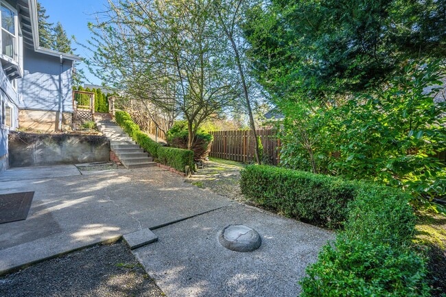 Building Photo - 4-Bedroom Luxury Home for Rent by Portland...