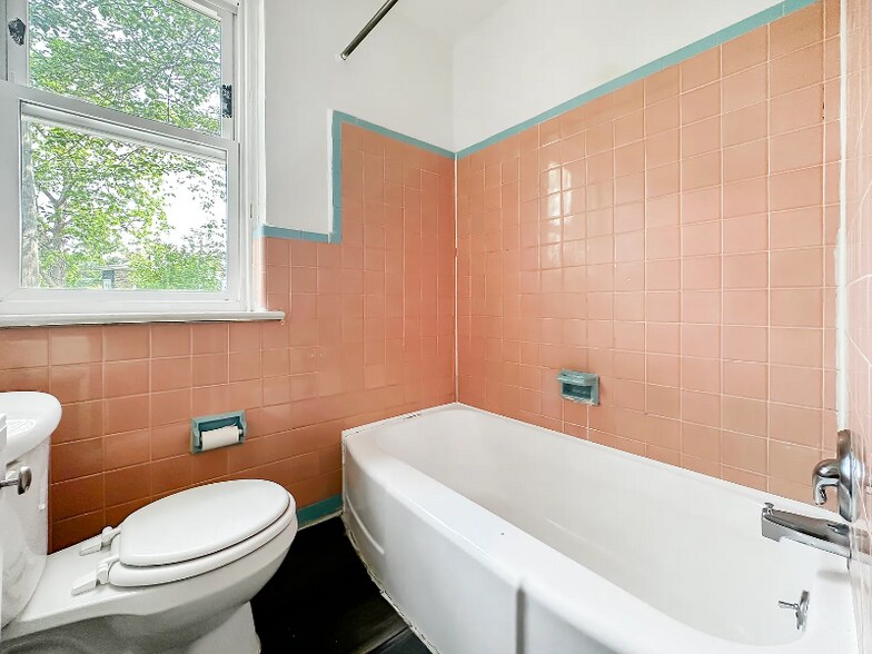 Building Photo - 1545 Medary Ave