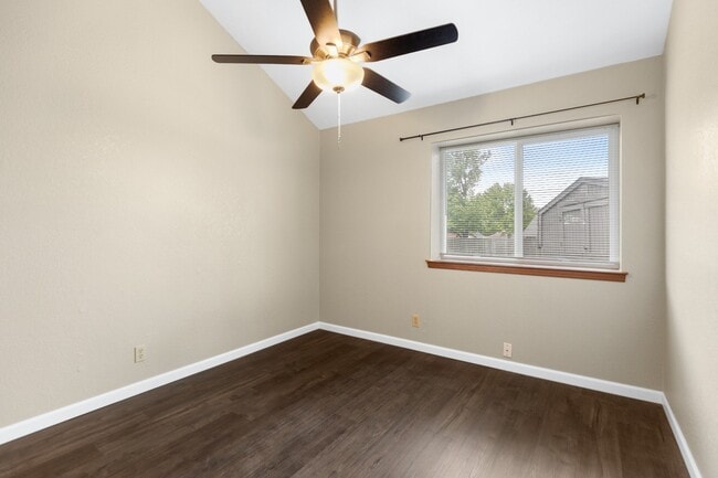 Building Photo - 3105 S Maple Ave